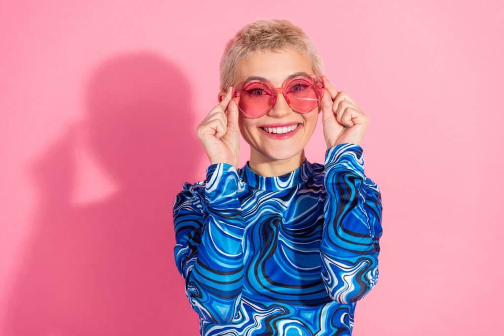 Intuitive dating advice for women over 40 on when to meet someone from a dating app and when to pause your dating profile to avoid overwhelm and make confident choices. Practical tips for smarter, heart-centered dating.