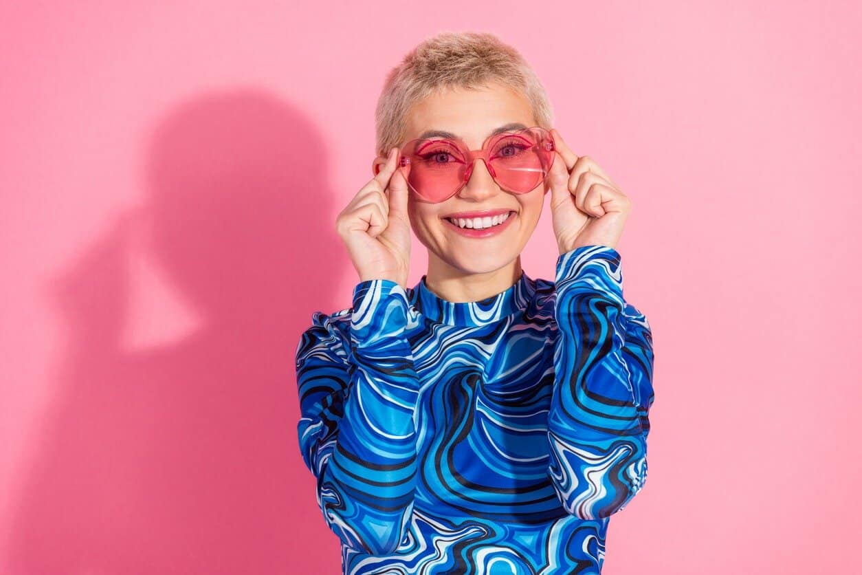 Intuitive dating advice for women over 40 on when to meet someone from a dating app and when to pause your dating profile to avoid overwhelm and make confident choices. Practical tips for smarter, heart-centered dating.